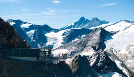 Das Kitzsteinhorn ist bequem vom Tal über 2261 Höhenmeter durch vier Klimazonen mit den ...
