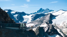 Das Kitzsteinhorn ist bequem vom Tal über 2261 Höhenmeter durch vier Klimazonen mit den ...