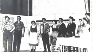 Ein Bild von einst: In Dirndlkleidern und Trachtengewand sowie mit Zieharmonika-Begleitung ...