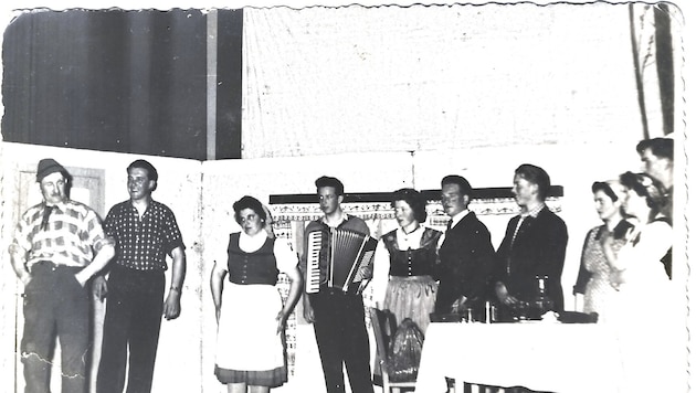 Ein Bild von einst: In Dirndlkleidern und Trachtengewand sowie mit Zieharmonika-Begleitung ...