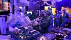 Ein Gewusel im OP im Linzer Kepler-Uniklinikum: Insgesamt umfasste das Team bei den beiden ...