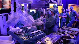 Ein Gewusel im OP im Linzer Kepler-Uniklinikum: Insgesamt umfasste das Team bei den beiden ...