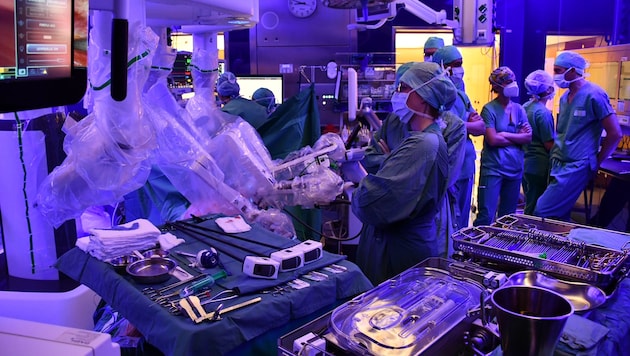 Ein Gewusel im OP im Linzer Kepler-Uniklinikum: Insgesamt umfasste das Team bei den beiden ...