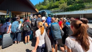 Dichtes Gedränge vor dem Ersatzbus