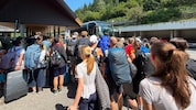 Dichtes Gedränge vor dem Ersatzbus
