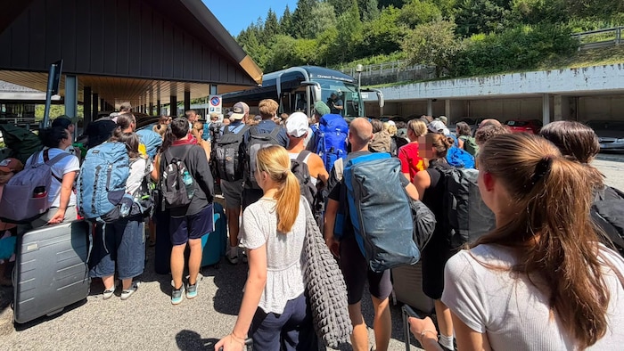 Dichtes Gedränge vor dem Ersatzbus