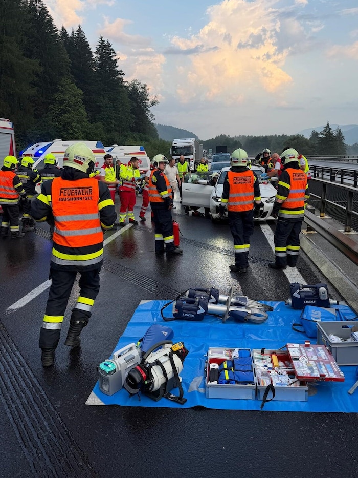 Die Autobahn war in Fahrtrichtung Graz gesperrt.