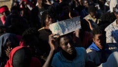 Ein Migrant hält nach dem Ansturm auf Ceuta einen Zettel mit dem Schriftzug „Asyl“ hoch – auch ...
