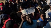 Ein Migrant hält nach dem Ansturm auf Ceuta einen Zettel mit dem Schriftzug „Asyl“ hoch – auch ...