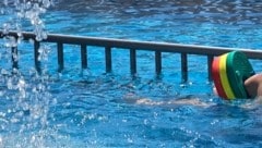 In einem Osttiroler Schwimmbad kam es zu dem Unfall (Symbolbild).