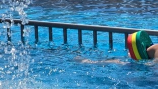 In einem Osttiroler Schwimmbad kam es zu dem Unfall (Symbolbild).