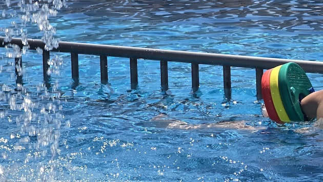 In einem Osttiroler Schwimmbad kam es zu dem Unfall (Symbolbild).