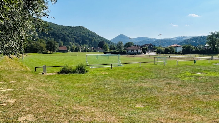 Der angrenzende Sportplatz wird regelmäßig bewässert. Die Bürgermeisterin betont jedoch, dass es ...
