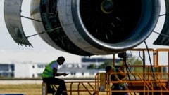 Arbeiter unter einer Turbine des ukrainischen Frachtflugzeugs „Antonow“