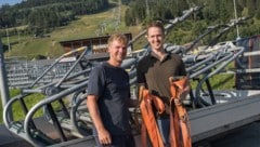 Die Freunde Vincent und Aron aus den Niederlanden mit den ersteigerten Sesseln für ihre ...
