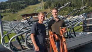 Die Freunde Vincent und Aron aus den Niederlanden mit den ersteigerten Sesseln für ihre ...