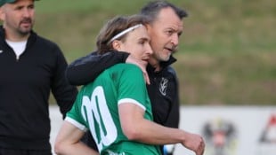 Josef Kuess Völkermarkt-Trainer Rudi Perz mit Mittelfeldspieler Lukas Sadnik.