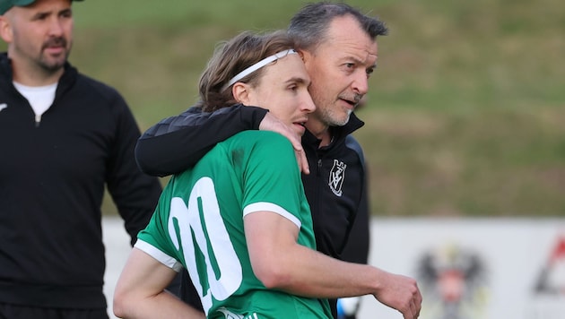 Völkermarkt-Trainer Rudi Perz mit Mittelfeldspieler Lukas Sadnik.