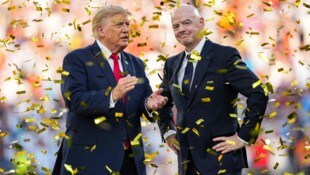 Applaus, Applaus! Donald Trump (li.) und Gianni Infantino gefallen sich im Gold- und Geldregen.