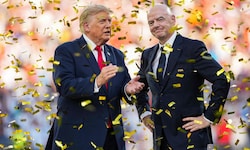 Applaus, Applaus! Donald Trump (li.) und Gianni Infantino gefallen sich im Gold- und Geldregen.