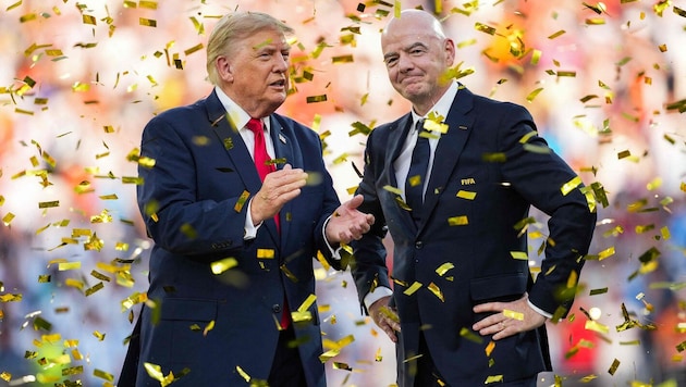 Applaus, Applaus! Donald Trump (li.) und Gianni Infantino gefallen sich im Gold- und Geldregen.