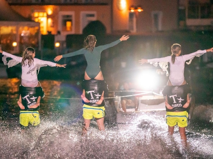 Heiße Wasserskishows steigen in der Casinostadt im Sommer.