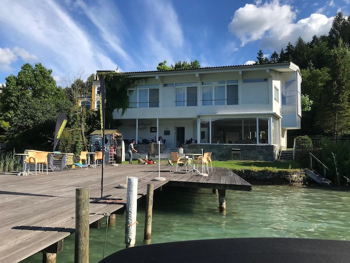 Ein altes Haus steht am Gelände, auch McDonalds ist Untermieter.