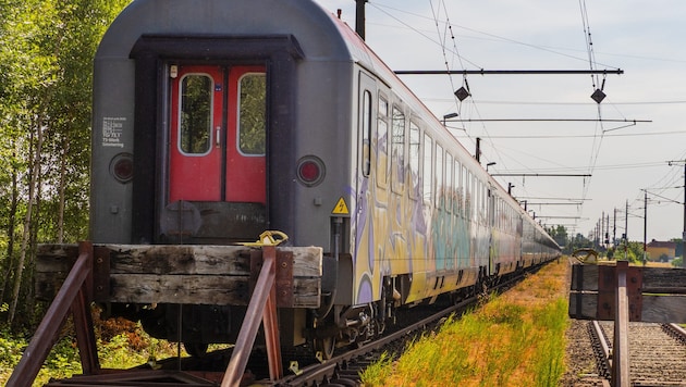 Auf die lange Bank – oder besser gesagt: auf das lange Abstellgleis – werden Waggons in Göpfritz ...
