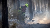 Noch immer sind die Feuerwehrleute mit dem Löschen von Glutnestern beschäftigt – auch die ganze ...
