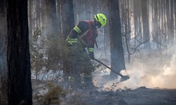 Noch immer sind die Feuerwehrleute mit dem Löschen von Glutnestern beschäftigt – auch die ganze ...
