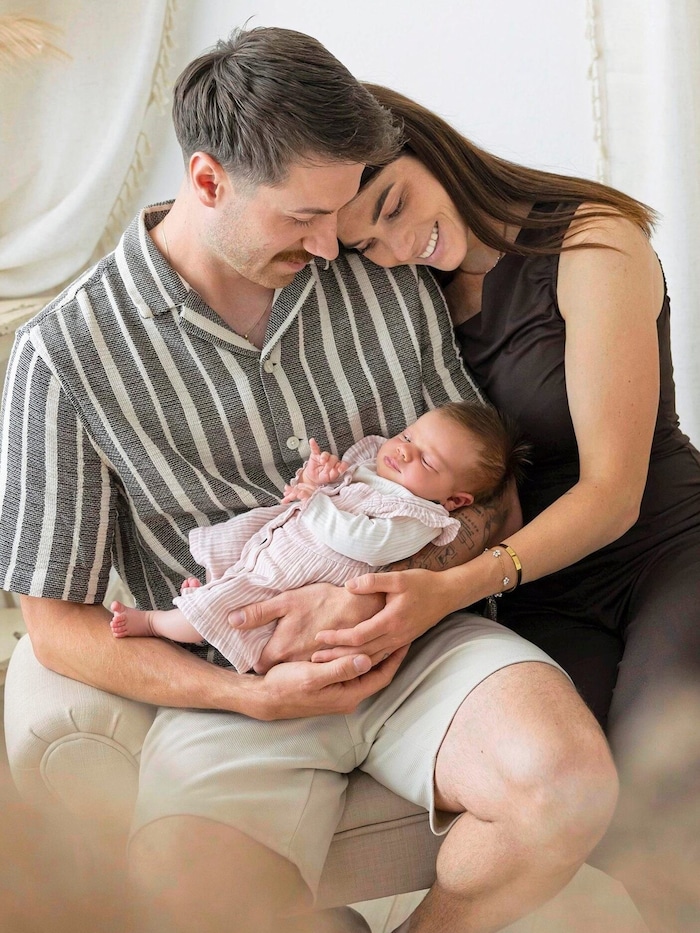 Herzige kleine Emilia mit Eltern