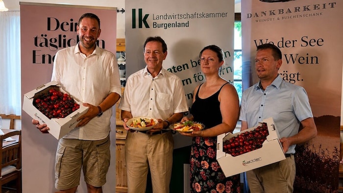Lukas Sattler, Nikolaus Berlakovich sowie Christine und Andreas Glück vom Weingut Zur ...