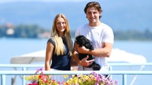 Florian Pessentheiner Ein entspannter Marco Kasper genießt mit Tyra und Hund „Daisy“ derzeit abseits des NHL-Trubels ...