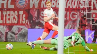 Nicolas Seiwald (li.) prüft in der Bundesliga auch Bayern Manuel Neuer.
