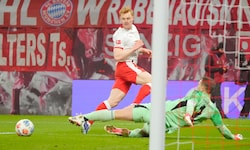 Nicolas Seiwald (li.) prüft in der Bundesliga auch Bayerns Manuel Neuer.