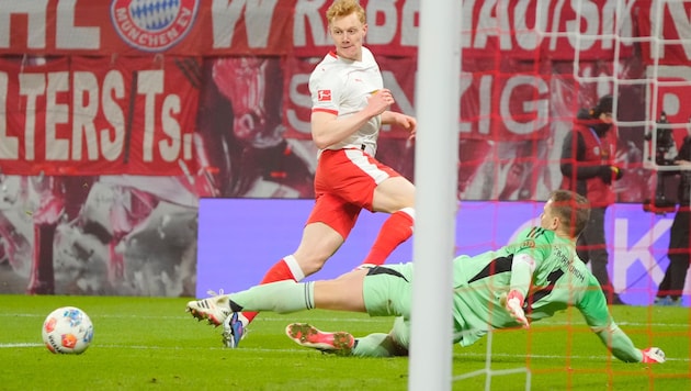 Nicolas Seiwald (li.) prüft in der Bundesliga auch Bayerns Manuel Neuer.