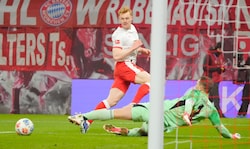 Nicolas Seiwald (li.) prüft in der Bundesliga auch Bayerns Manuel Neuer.