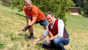 Totschnig (re.) machte sich in Osttirol ein Bild der Dürre-Lage.