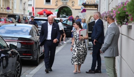 Kanzler Stocker auf dem Weg zur Fragerunde in Salzburg.