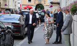 Kanzler Stocker auf dem Weg zur Fragerunde in Salzburg.