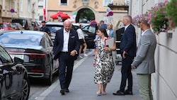 Kanzler Stocker auf dem Weg zur Fragerunde in Salzburg.
