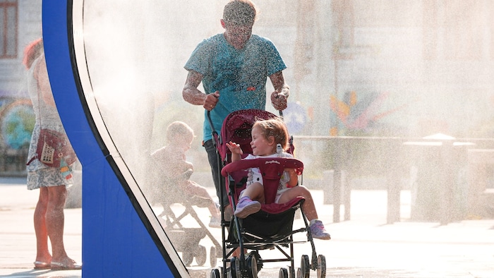 Wassernebelanlagen bieten in den überhitzten Städten eine willkommene Erfrischung für Jung und ...