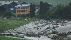 Der Uttendorfer Tobersbach bahnte sich seinen Weg durch den Ort und über die Felder.