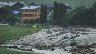 Der Uttendorfer Tobersbach bahnte sich seinen Weg durch den Ort und über die Felder.