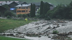 Der Uttendorfer Tobersbach bahnte sich seinen Weg durch den Ort und über die Felder.