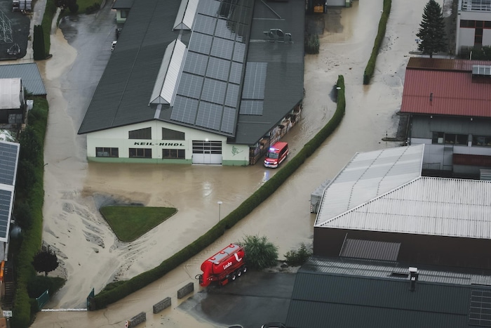 Der Uttendorfer Tobersbach bahnte sich seinen Weg durch den Ort und über die Felder.