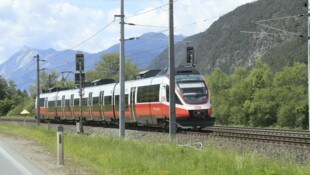 Der Anhänger samt Ladung kam teilweise auf den Gleisen zu liegen. 
