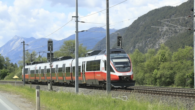 Der Anhänger samt Ladung kam teilweise auf den Gleisen zu liegen.