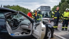 Der Unfalllenker musste von der Feuerwehr befreit werden.