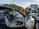 Der Unfalllenker musste von der Feuerwehr befreit werden.